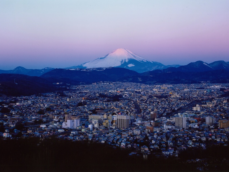 展望台から見た秦野市街と富士山